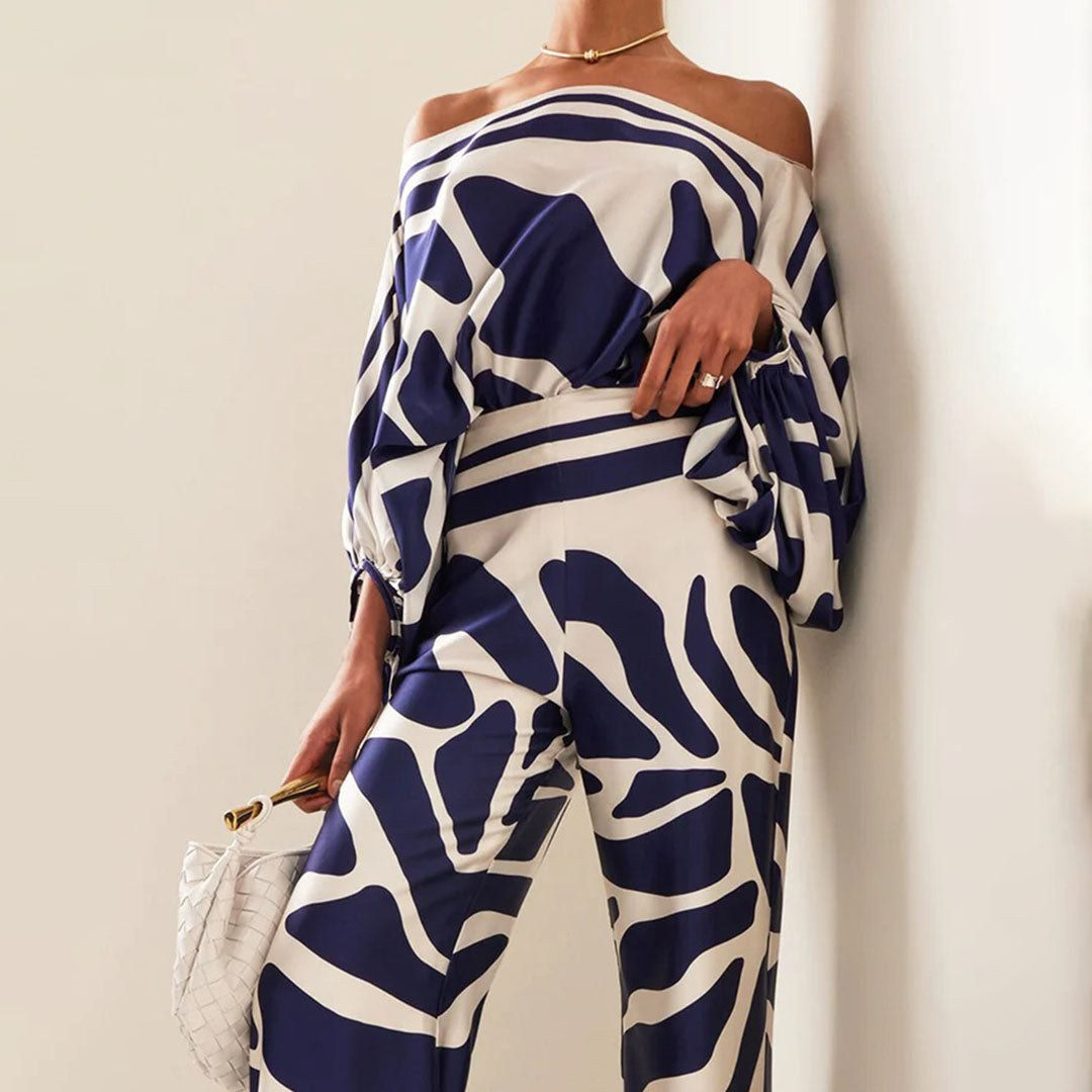 "Ensemble fuchsia à épaules dénudées avec pantalon ample, élégance moderne pour femme, style chic et motifs distincts."