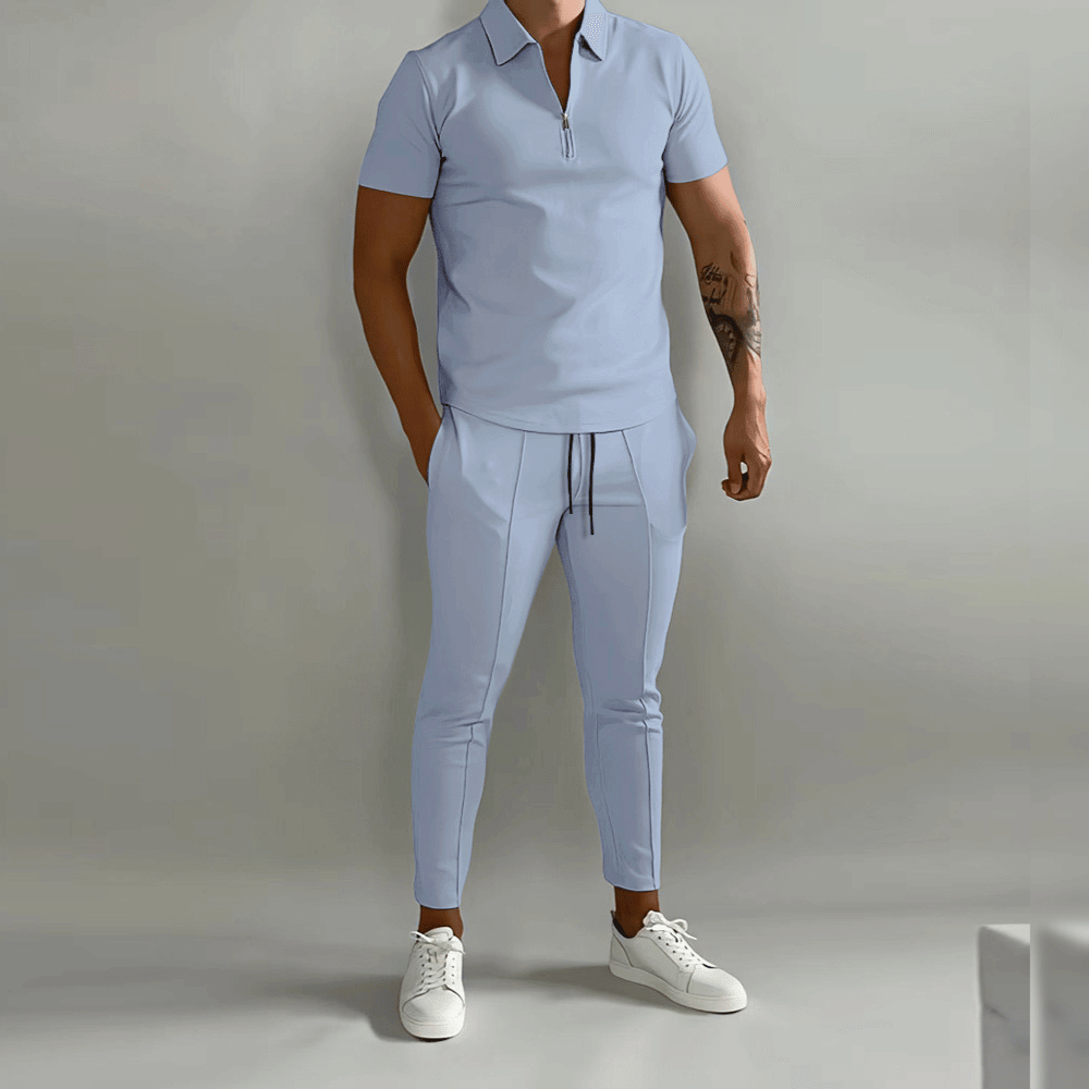 "Ensemble homme élégant, haut et bas assortis, couleurs beige à bleu, style raffiné, parfait pour toutes occasions."
