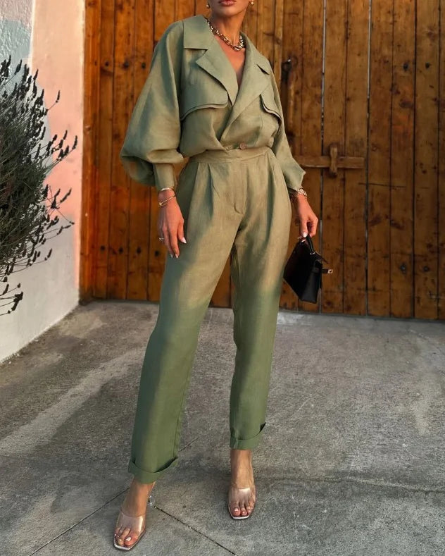 "Ensemble lin élégant femme avec blouse manches longues bouffantes et pantalon taille haute chic, parfait pour toutes occasio