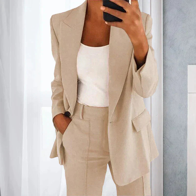 "Ensemble moderne femmes, style élégant pour soirées, coupe raffinée, tissus premium, allure sophistiquée, événement chic."