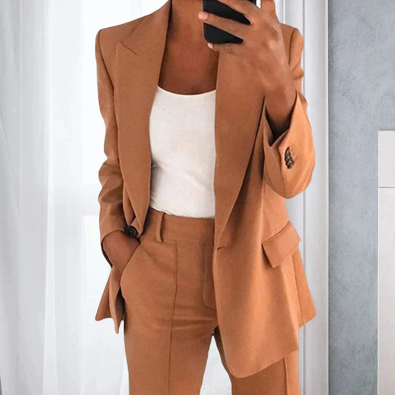 "Ensemble moderne femmes, style élégant pour soirées, coupe raffinée, tissus premium, allure sophistiquée, événement chic."