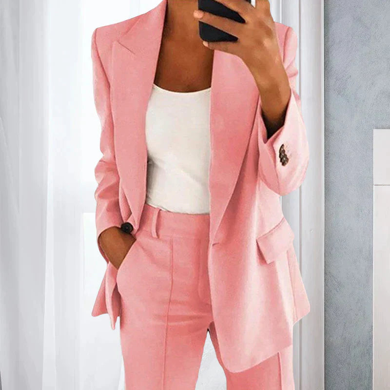 "Ensemble moderne femmes, style élégant pour soirées, coupe raffinée, tissus premium, allure sophistiquée, événement chic."