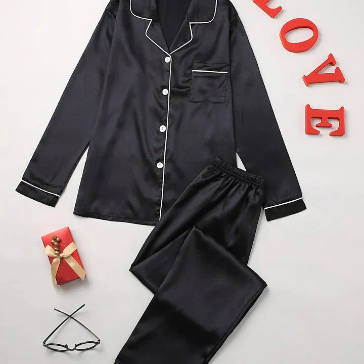 "Ensemble pyjama satin femme, élégance et confort, design soyeux avec détails raffinés, couleur champagne."