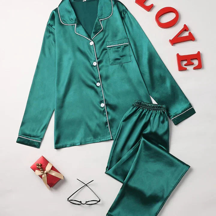 "Ensemble pyjama satin femme, élégance et confort, design soyeux avec détails raffinés, couleur champagne."