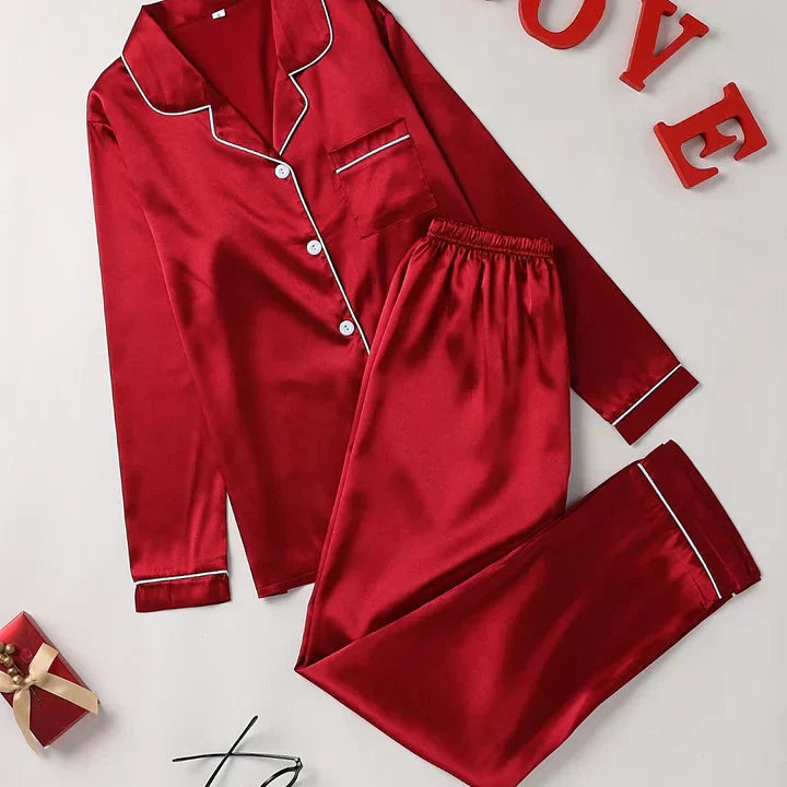 "Ensemble pyjama satin femme, élégance et confort, design soyeux avec détails raffinés, couleur champagne."