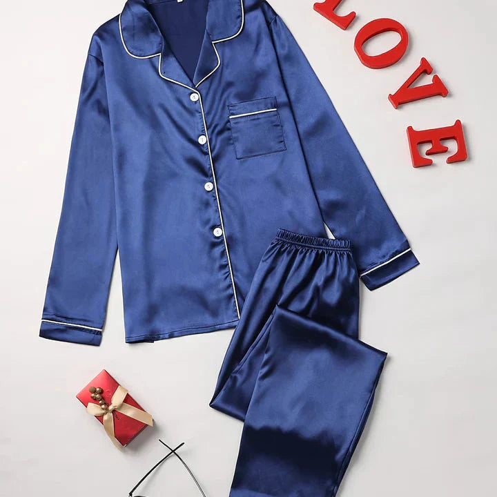 "Ensemble pyjama satin femme, élégance et confort, design soyeux avec détails raffinés, couleur champagne."