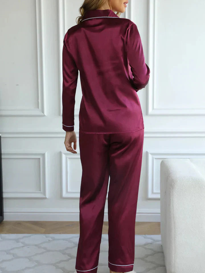 "Ensemble pyjama satin femme, élégance et confort, design soyeux avec détails raffinés, couleur champagne."