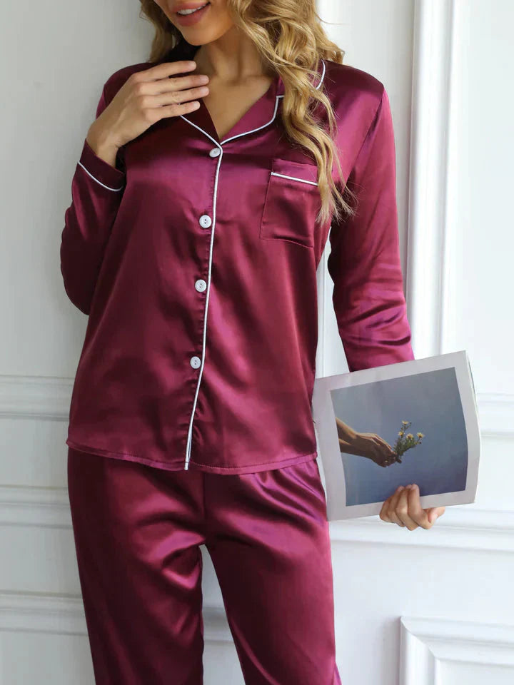 "Ensemble pyjama satin femme, élégance et confort, design soyeux avec détails raffinés, couleur champagne."