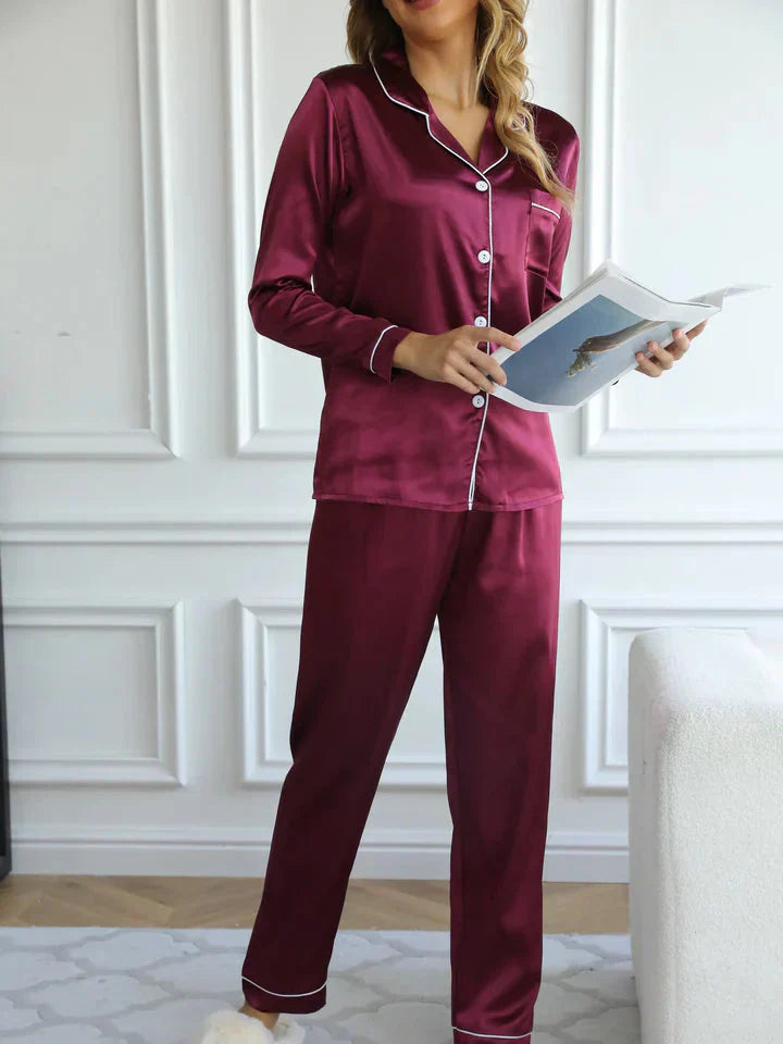 "Ensemble pyjama satin femme, élégance et confort, design soyeux avec détails raffinés, couleur champagne."