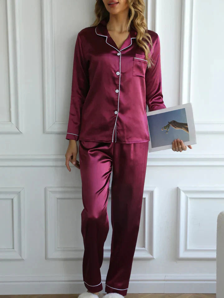 "Ensemble pyjama satin femme, élégance et confort, design soyeux avec détails raffinés, couleur champagne."