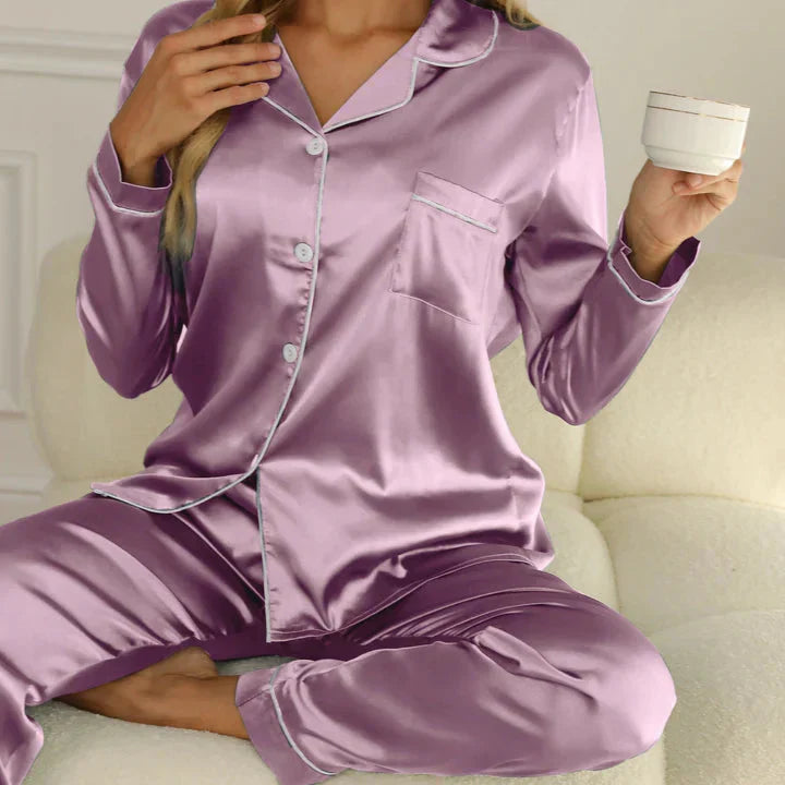"Ensemble pyjama satin femme, élégance et confort, design soyeux avec détails raffinés, couleur champagne."
