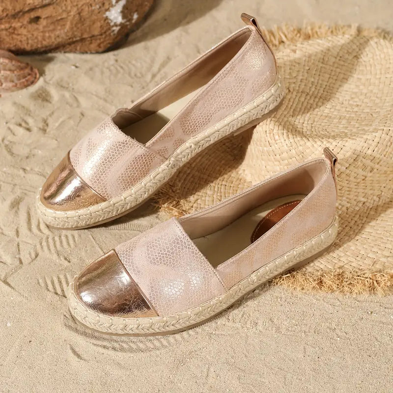 Espadrilles d'été chic avec embout éblouissant, semelle tressée et surface texturée pour un confort raffiné.