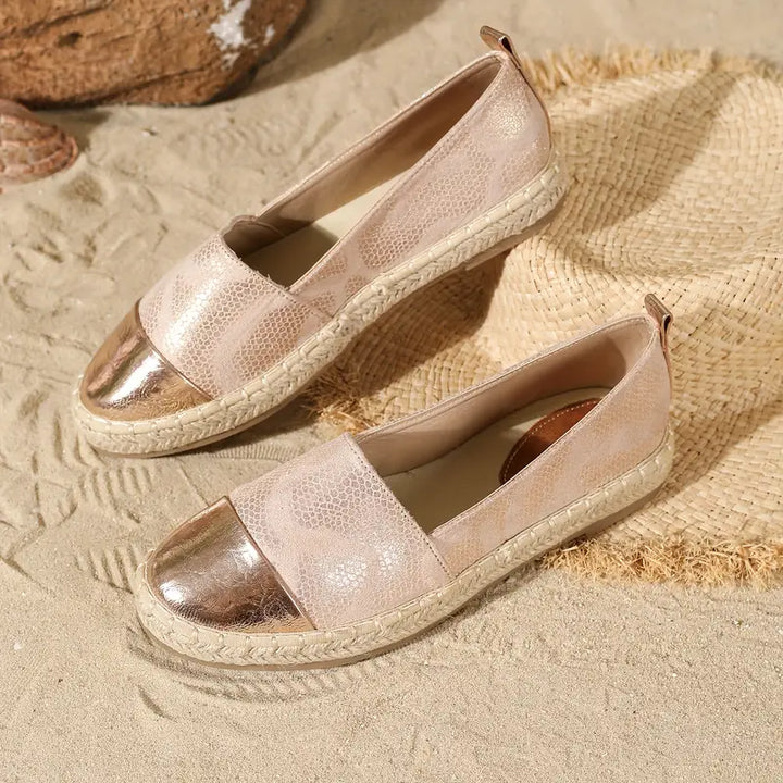 Espadrilles d'été chic avec embout éblouissant, semelle tressée et surface texturée pour un confort raffiné.