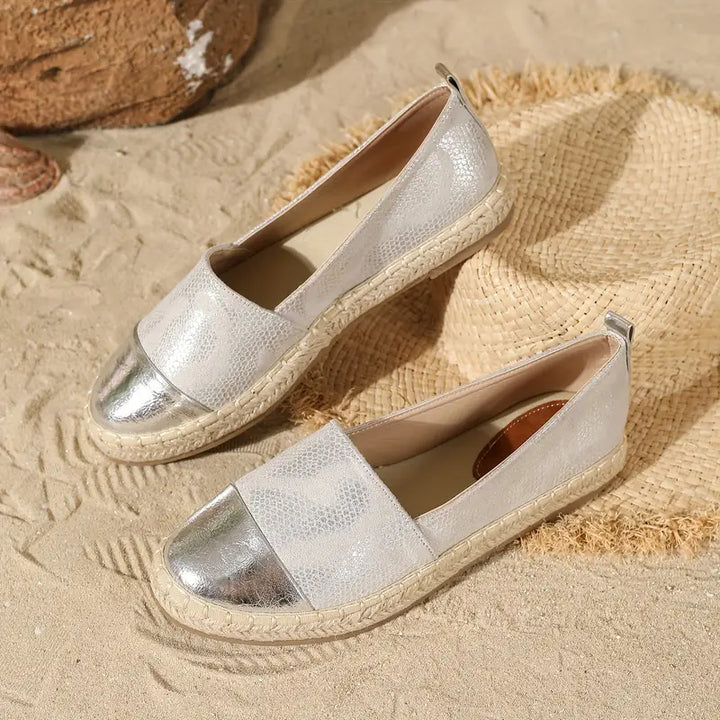 Espadrilles d'été chic avec embout éblouissant, semelle tressée et surface texturée pour un confort raffiné.