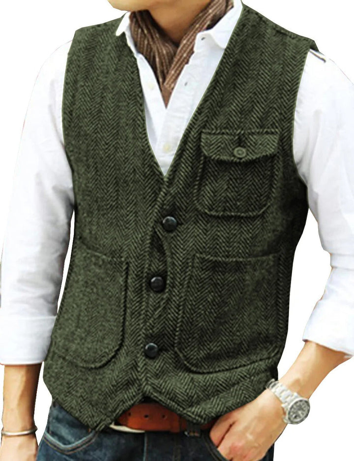 "Gilet vert armée sans manches homme en tweed, style vintage, poches élégantes, parfait pour look raffiné et intemporel."
