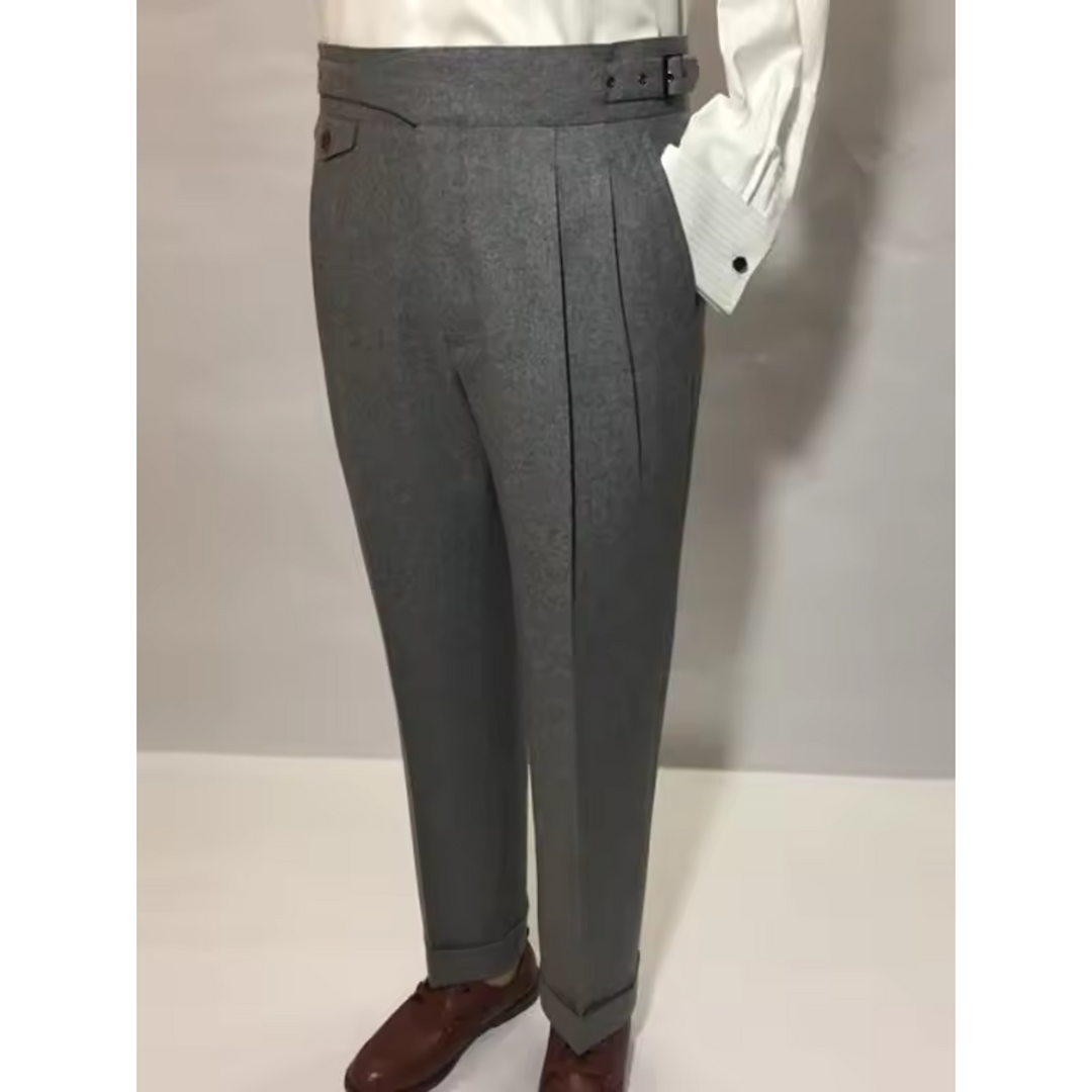 "Image de pantalon homme taille haute élégant et ajusté, confort et allure formelle pour bureau et occasions spéciales."