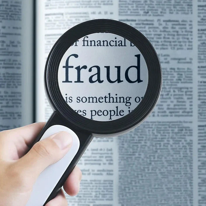 "Loupe 30x LED éclairage, détails clairs pour seniors, accessoire ergonomique, usage confortable, fond blanc."