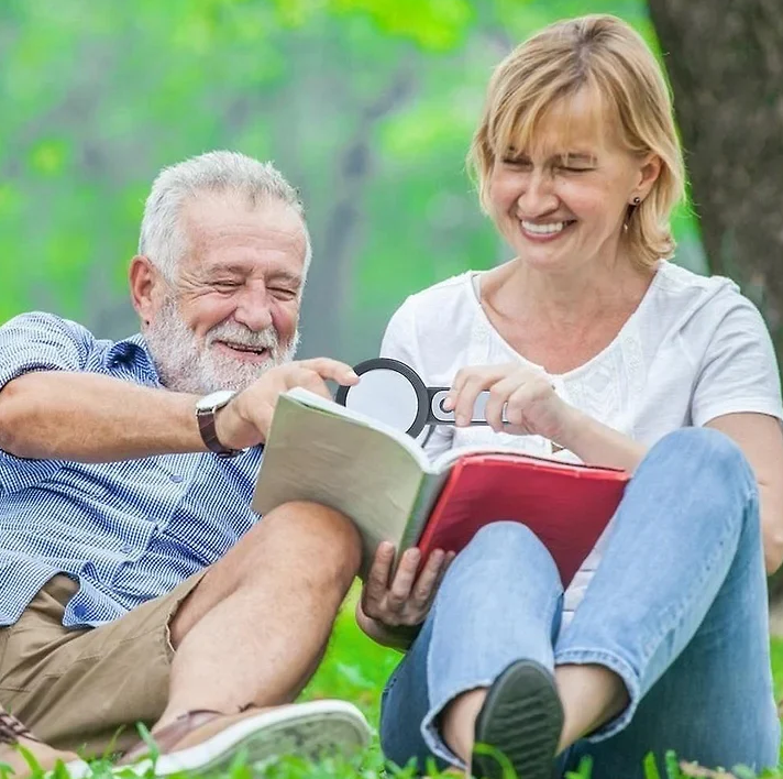 "Loupe 30x LED éclairage, détails clairs pour seniors, accessoire ergonomique, usage confortable, fond blanc."