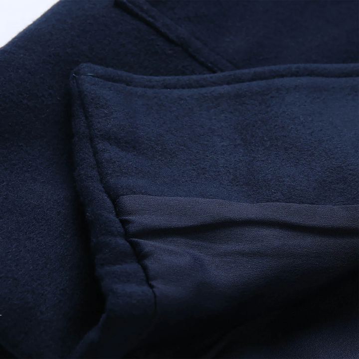 "Manteau en laine homme, vue de face, capuche élégante, pour chaleur et style en hiver."