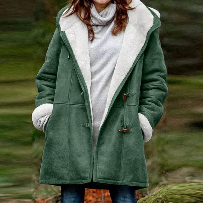 Manteau long en cachemire gris, coupe élégante avec capuche intégrée et boutons en corne, offrant chaleur et douceur.