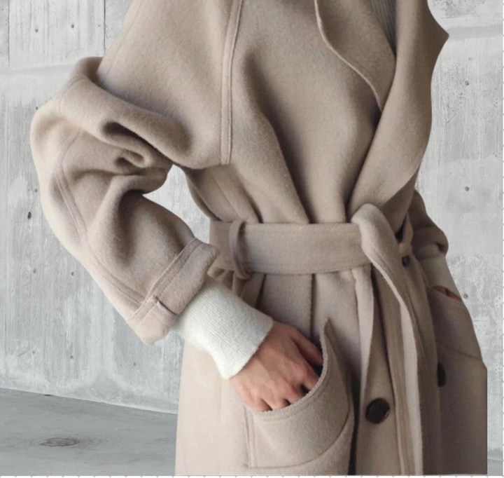 "Manteau long en laine beige pour femme, élégance hivernale chic avec détails modernes, silhouette élancée"