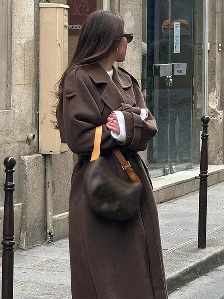 Manteau maxi femme chic, col revers, double boutonnage, ceinture ajustable, coupe longue et élégante pour hiver.