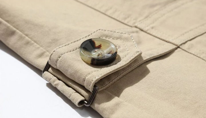 "Manteau trench homme élégant avec coupe structurée, doublure lisse, épaulettes marquées et style croisé sophistiqué."