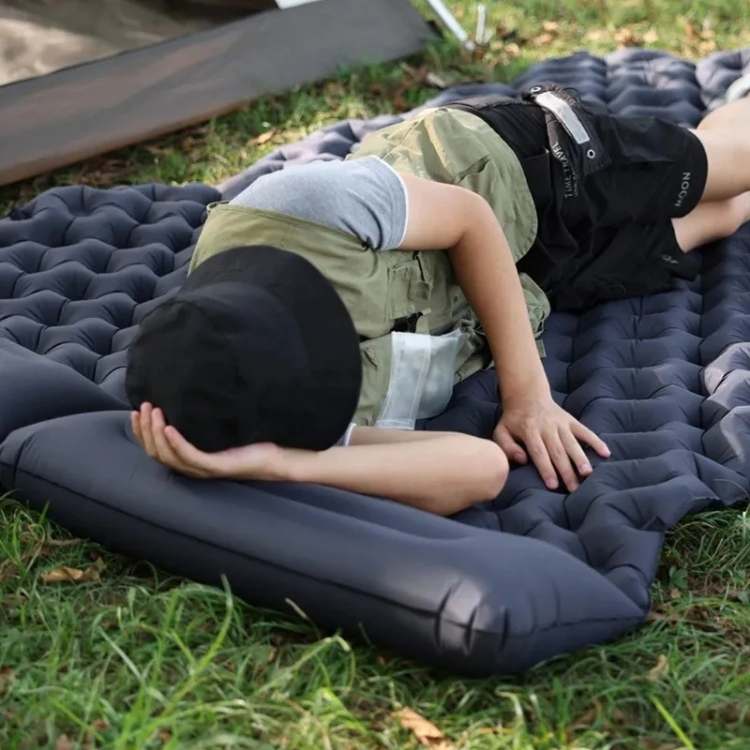 Matelas gonflable double léger et résistant, idéal pour le camping, bleu clair, structure alvéolée pour un confort maximal.