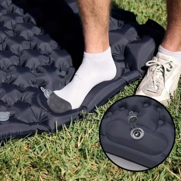 Matelas gonflable double léger et résistant, idéal pour le camping, bleu clair, structure alvéolée pour un confort maximal.