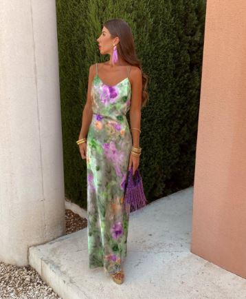 Maxi-robe femme élégante avec imprimé halo-dye vibrant et écharpe amovible, coupe fluide idéale été.