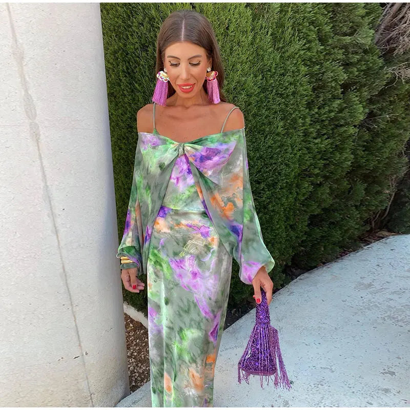 Maxi-robe femme élégante avec imprimé halo-dye vibrant et écharpe amovible, coupe fluide idéale été.