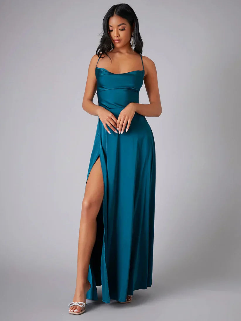 Maxi-robe satinée élégante, bretelles fines, dos nu, encolure drapée, fente audacieuse, chic et glamour pour soirée.