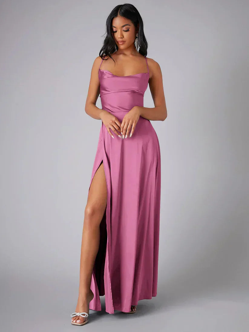 Maxi-robe satinée élégante, bretelles fines, dos nu, encolure drapée, fente audacieuse, chic et glamour pour soirée.