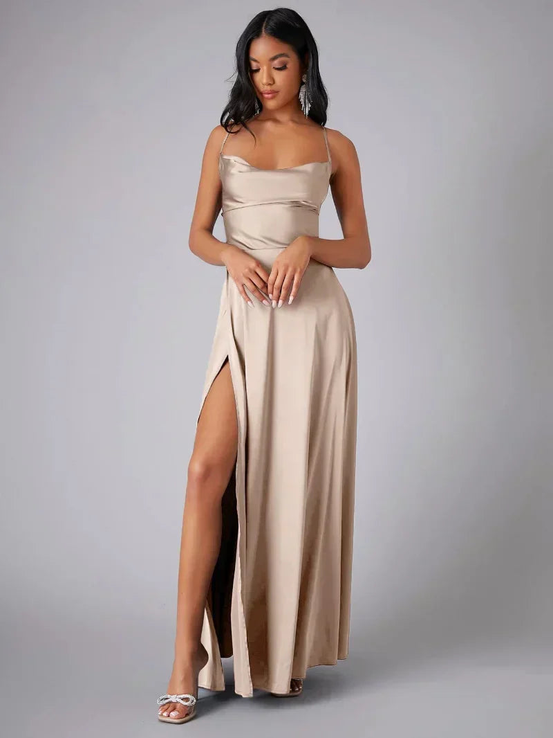 Maxi-robe satinée élégante, bretelles fines, dos nu, encolure drapée, fente audacieuse, chic et glamour pour soirée.
