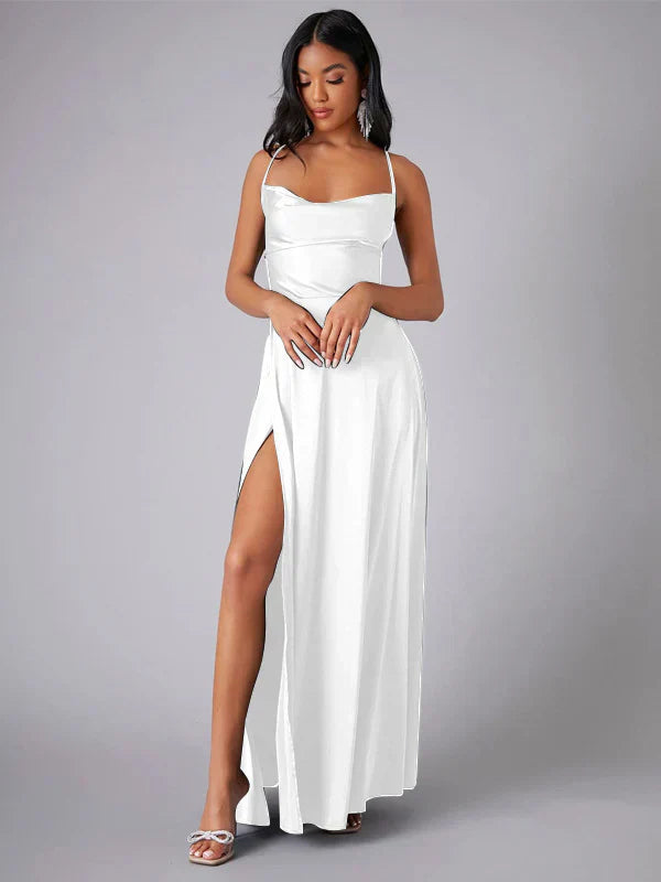 Maxi-robe satinée élégante, bretelles fines, dos nu, encolure drapée, fente audacieuse, chic et glamour pour soirée.