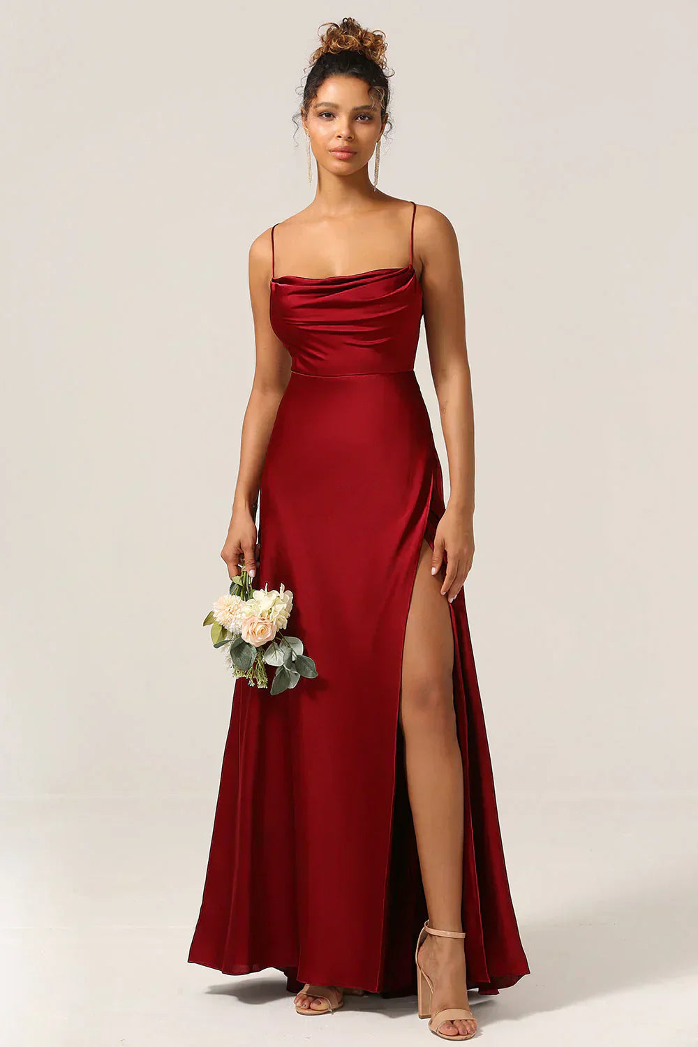 Maxi-robe satinée élégante, bretelles fines, dos nu, encolure drapée, fente audacieuse, chic et glamour pour soirée.