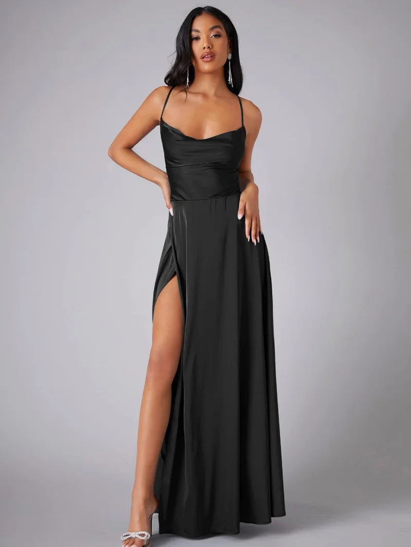 Maxi-robe satinée élégante, bretelles fines, dos nu, encolure drapée, fente audacieuse, chic et glamour pour soirée.