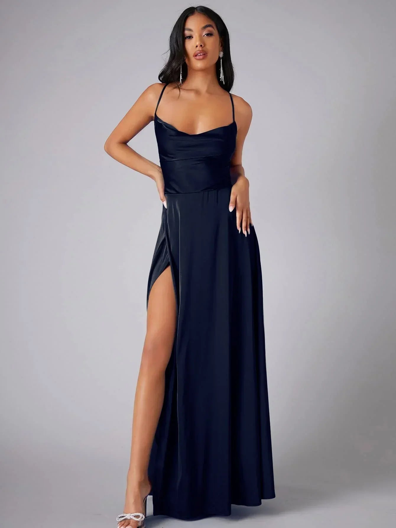 Maxi-robe satinée élégante, bretelles fines, dos nu, encolure drapée, fente audacieuse, chic et glamour pour soirée.