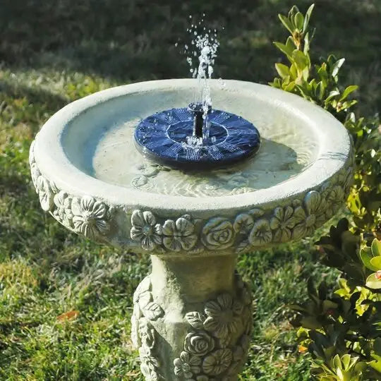 "Mini fontaine solaire flottante, éco-responsable, 6 jets variés, design compact pour jardins, sans câbles visibles."