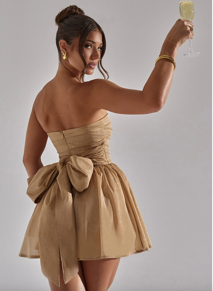 "Mini-robe noire scintillante sans bretelles, silhouette A, glamour et confort pour occasions spéciales."