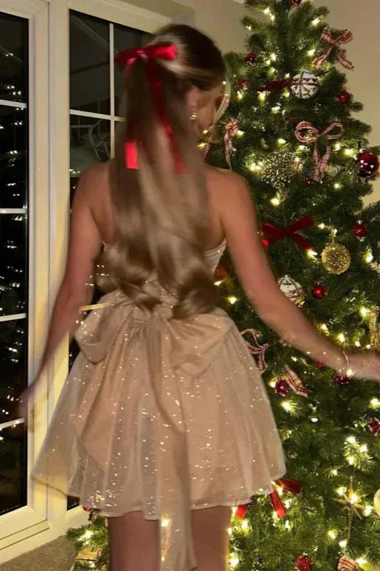 "Mini-robe noire scintillante sans bretelles, silhouette A, glamour et confort pour occasions spéciales."