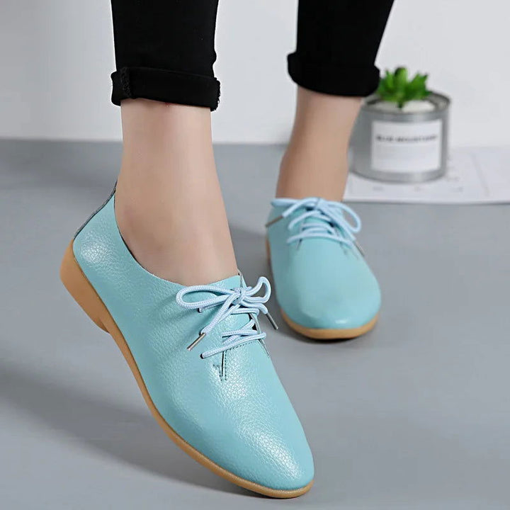 "Mocassins derbies en cuir pour femme, design minimaliste, lacets ajustables, couleur classique et semelle antidérapante."