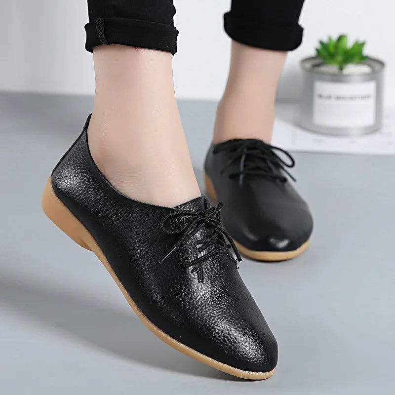 "Mocassins derbies en cuir pour femme, design minimaliste, lacets ajustables, couleur classique et semelle antidérapante."