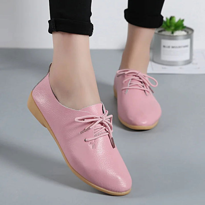 "Mocassins derbies en cuir pour femme, design minimaliste, lacets ajustables, couleur classique et semelle antidérapante."