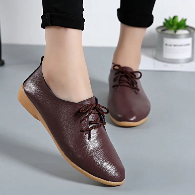 "Mocassins derbies en cuir pour femme, design minimaliste, lacets ajustables, couleur classique et semelle antidérapante."