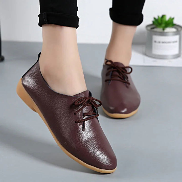 "Mocassins derbies en cuir pour femme, design minimaliste, lacets ajustables, couleur classique et semelle antidérapante."