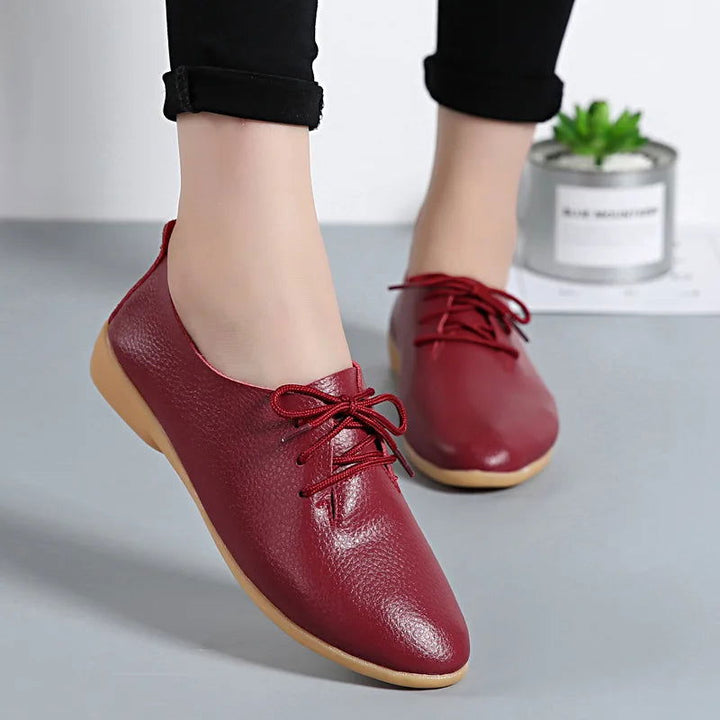 "Mocassins derbies en cuir pour femme, design minimaliste, lacets ajustables, couleur classique et semelle antidérapante."