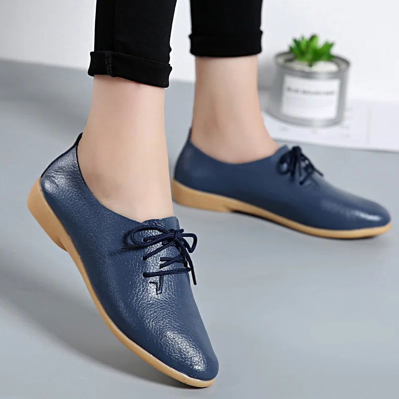 "Mocassins derbies en cuir pour femme, design minimaliste, lacets ajustables, couleur classique et semelle antidérapante."