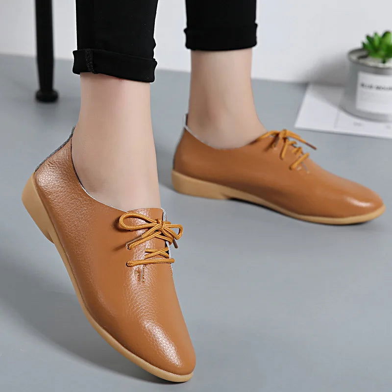 "Mocassins derbies en cuir pour femme, design minimaliste, lacets ajustables, couleur classique et semelle antidérapante."