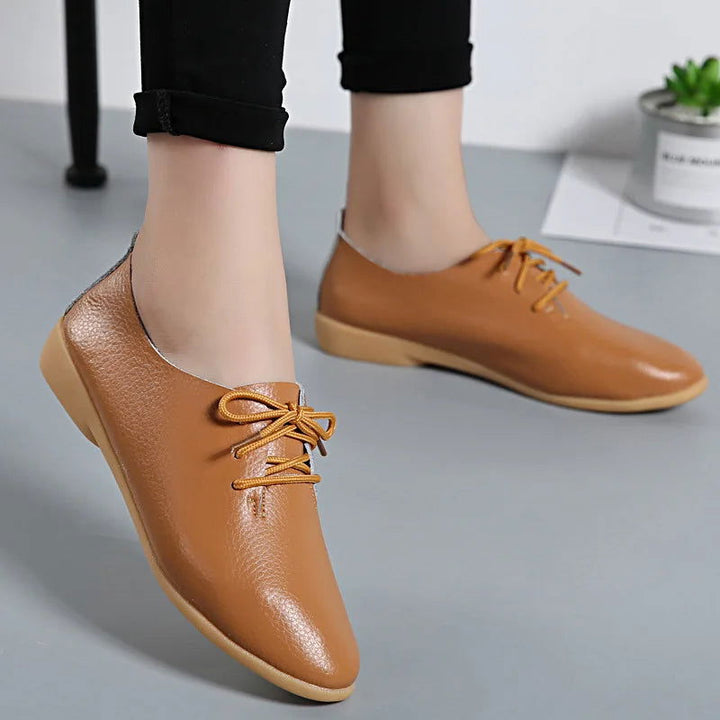 "Mocassins derbies en cuir pour femme, design minimaliste, lacets ajustables, couleur classique et semelle antidérapante."